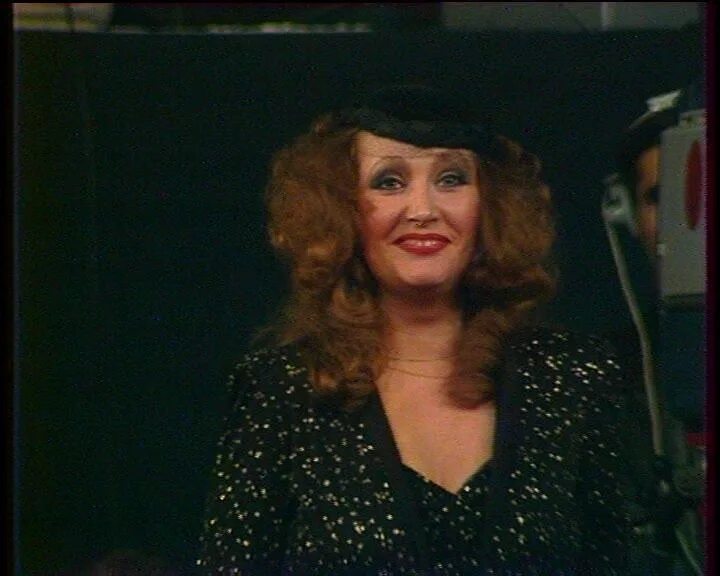 Слушать пугачева жизнь невозможно повернуть. Жизнь невозможно повернуть назад. Время нельзя повернуть. Пугачева фото 2022. Жизнь невозможно повернуть назад и время слушать пугачева.