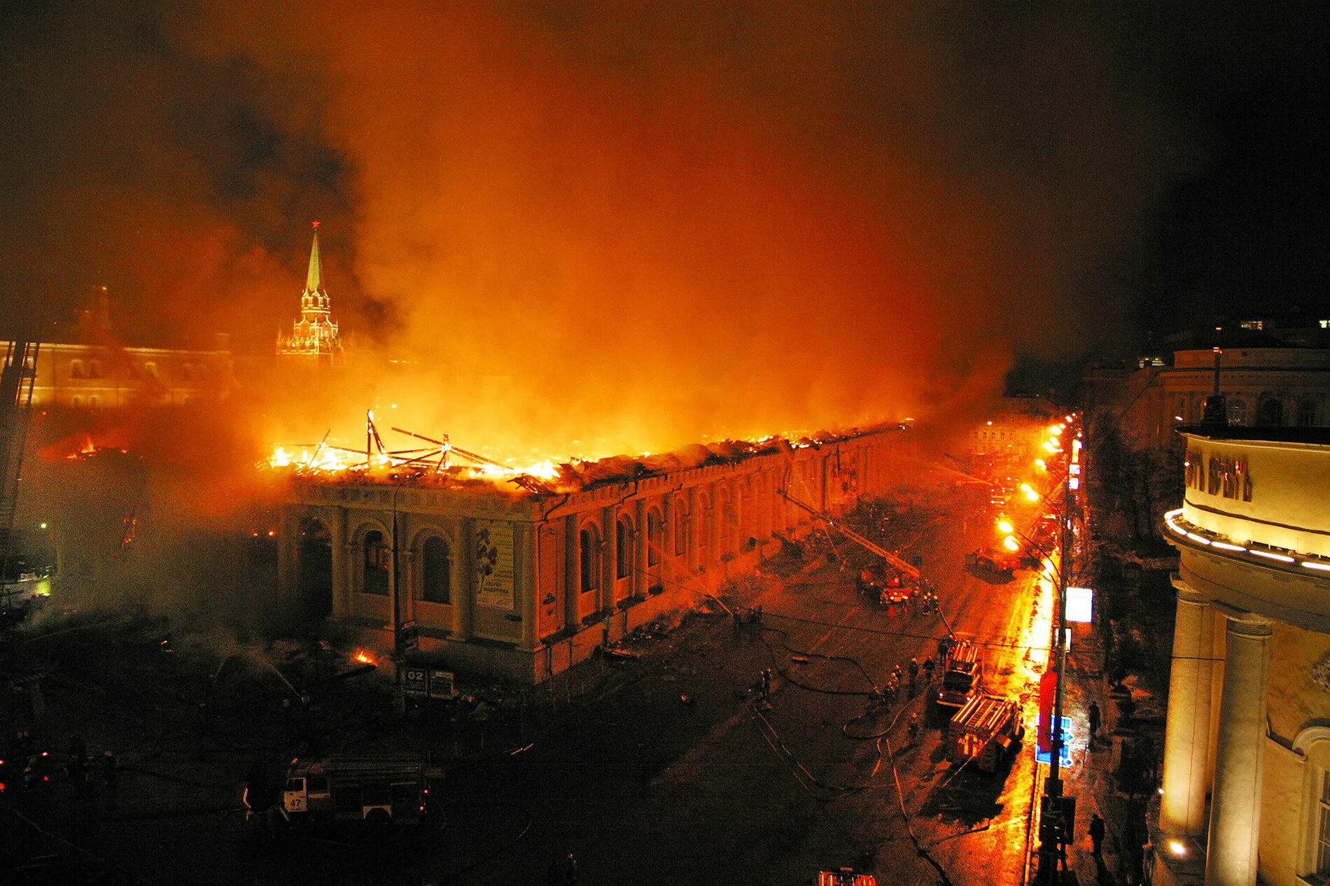 Когда был пожар москвы. Пожар на Манежной площади 2004. Манеж Москва пожар. Пожар на Манежной площади. Пожар в манеже г Москва 14.03.2004.