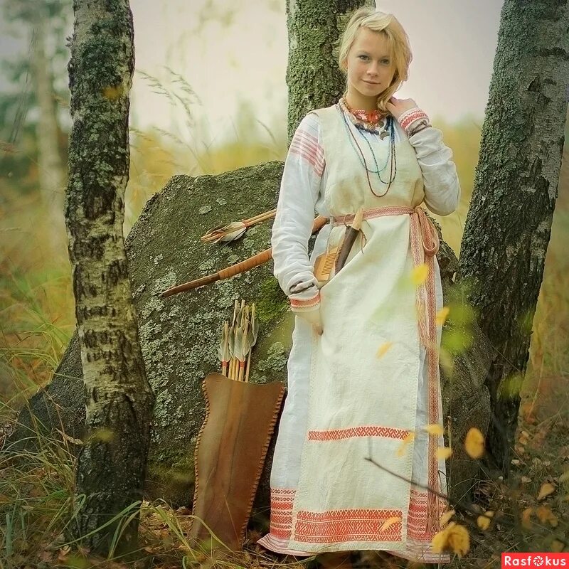 Девушка в русском народном костюме. Одежда в славянском стиле. Одежда славян древней руси 12 век. Языческий женский костюм. Старинные русские наряды.