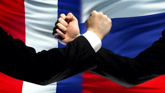 Франция против России. Россия и Франция. Россия и Франция кулаки. Кулак на фоне флага Росси. Сша против франции
