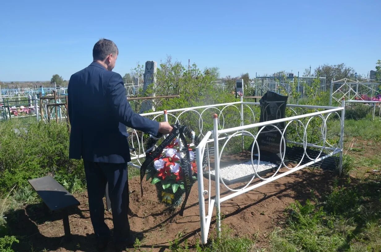 Новоорск ру объявления. Новоорск кладбище. Поселок Новоорск Оренбургской области. Памятники Новоорска. Глава Новоорского района.