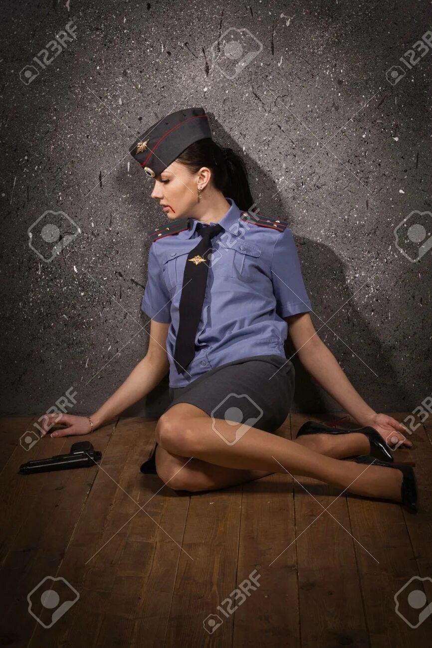 Полиция форма наручники. Женщина в полицейской форме. Девушка полицейский с наручниками. Женщина в полицейской форме. Девушка полицейский лежит.