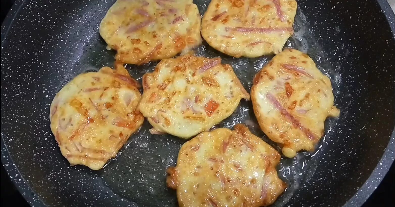 Сырная лепешка. Оладьи с колбасой и сыром. Оладьи с колбасой и сыром. Ленивые пирожки с колбасой. Лепешка со сметаной и яйцом.