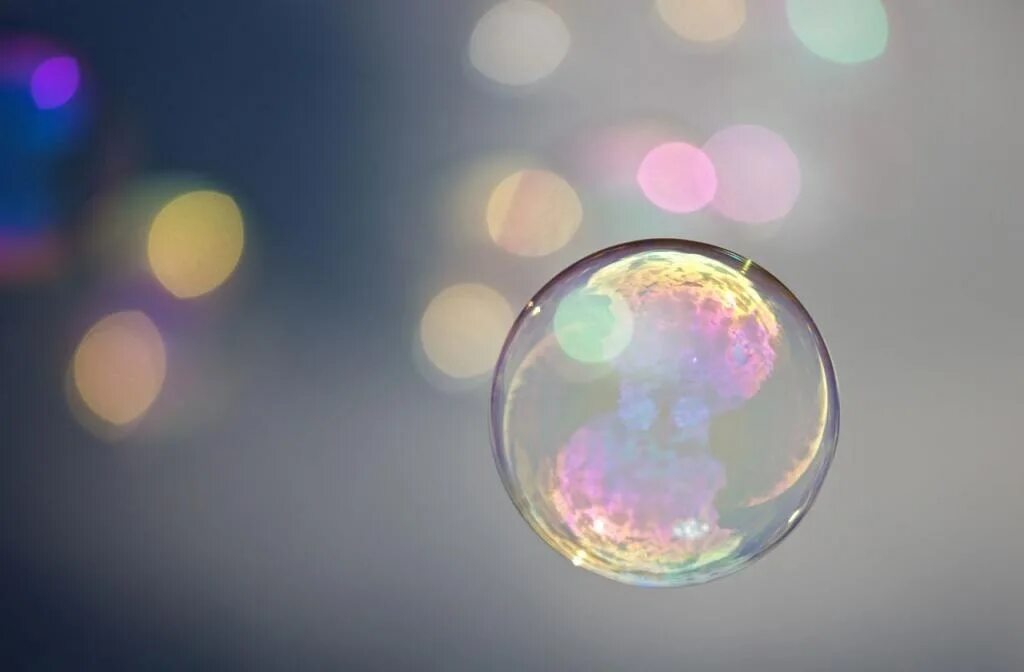Лопающийся пузырь. Пузырь лопнул. Взрывающийся мыльный пузырь. Взрыв мыльного пузыря.