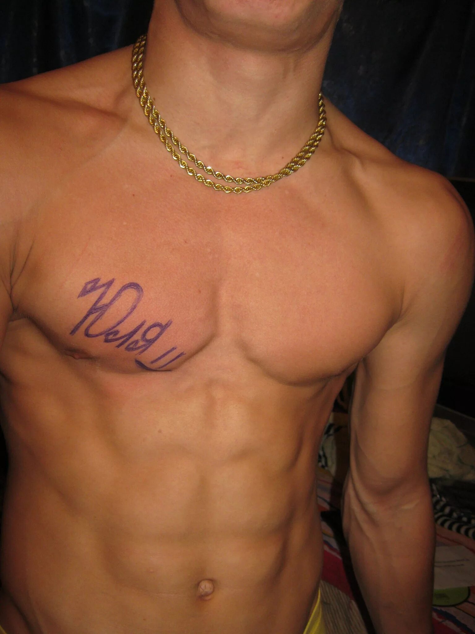 Что такое сигна. Сигна популярных людей. Девушка с листом бумаги. Сигна. Девушка с надписью на бумажке.