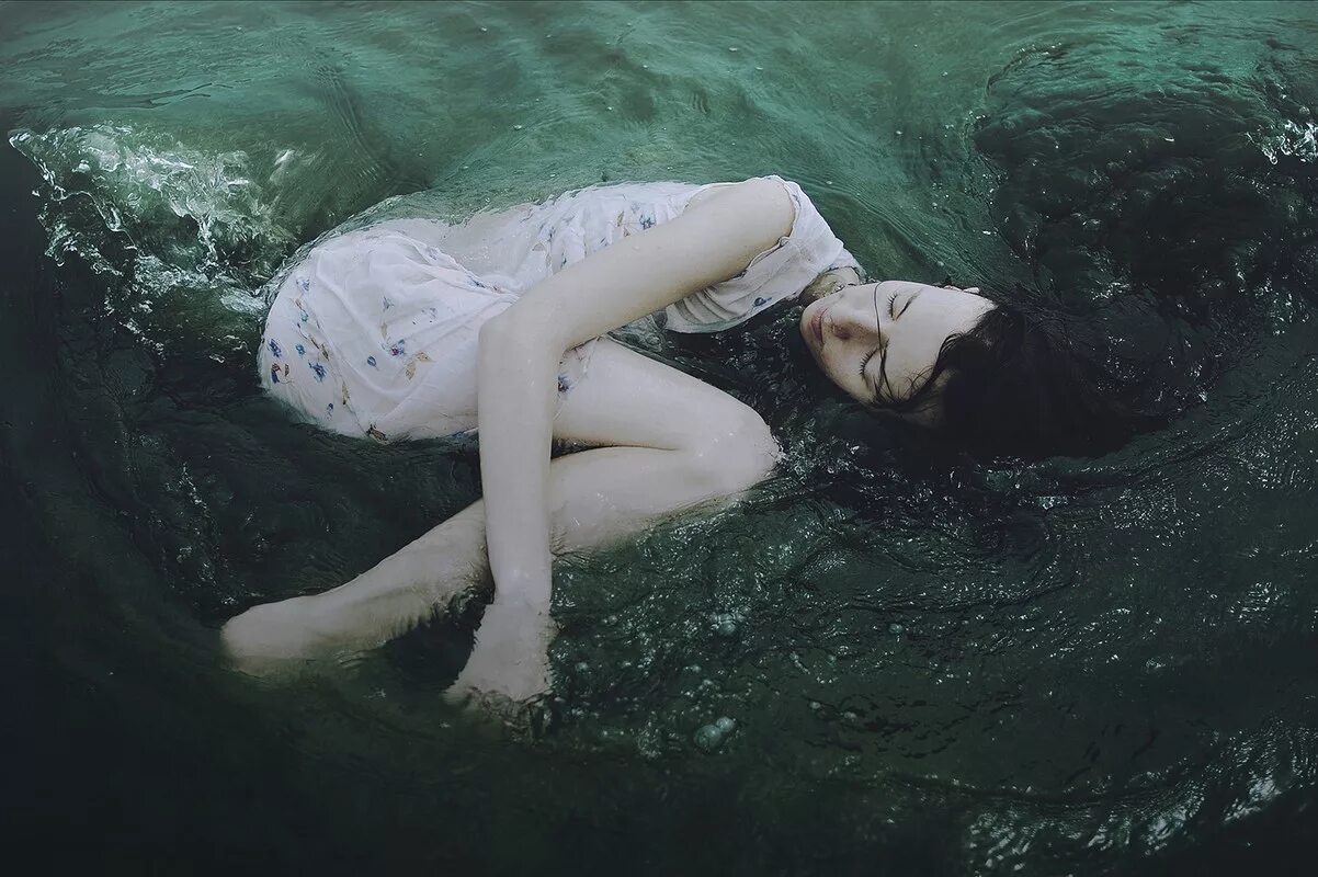 К чему снится утонуть в воде. Проклятие русалки Green Apelsin. Девушка тонет. Девушка утопает в океане. Девушка утопает в воде.