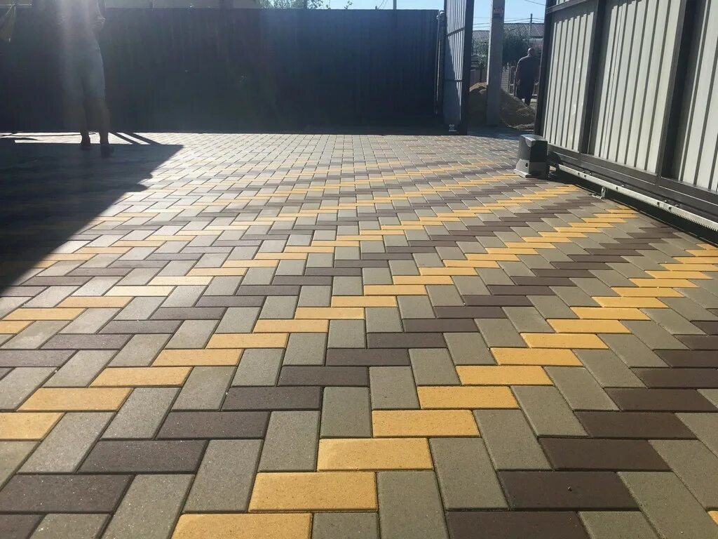 Плитка желто коричневая. Фарбштайн плитка тротуарная. Брусчатка коричневая с желтым. Тротуарная плитка желтая с коричневым. Укладка тротуарной плитки.