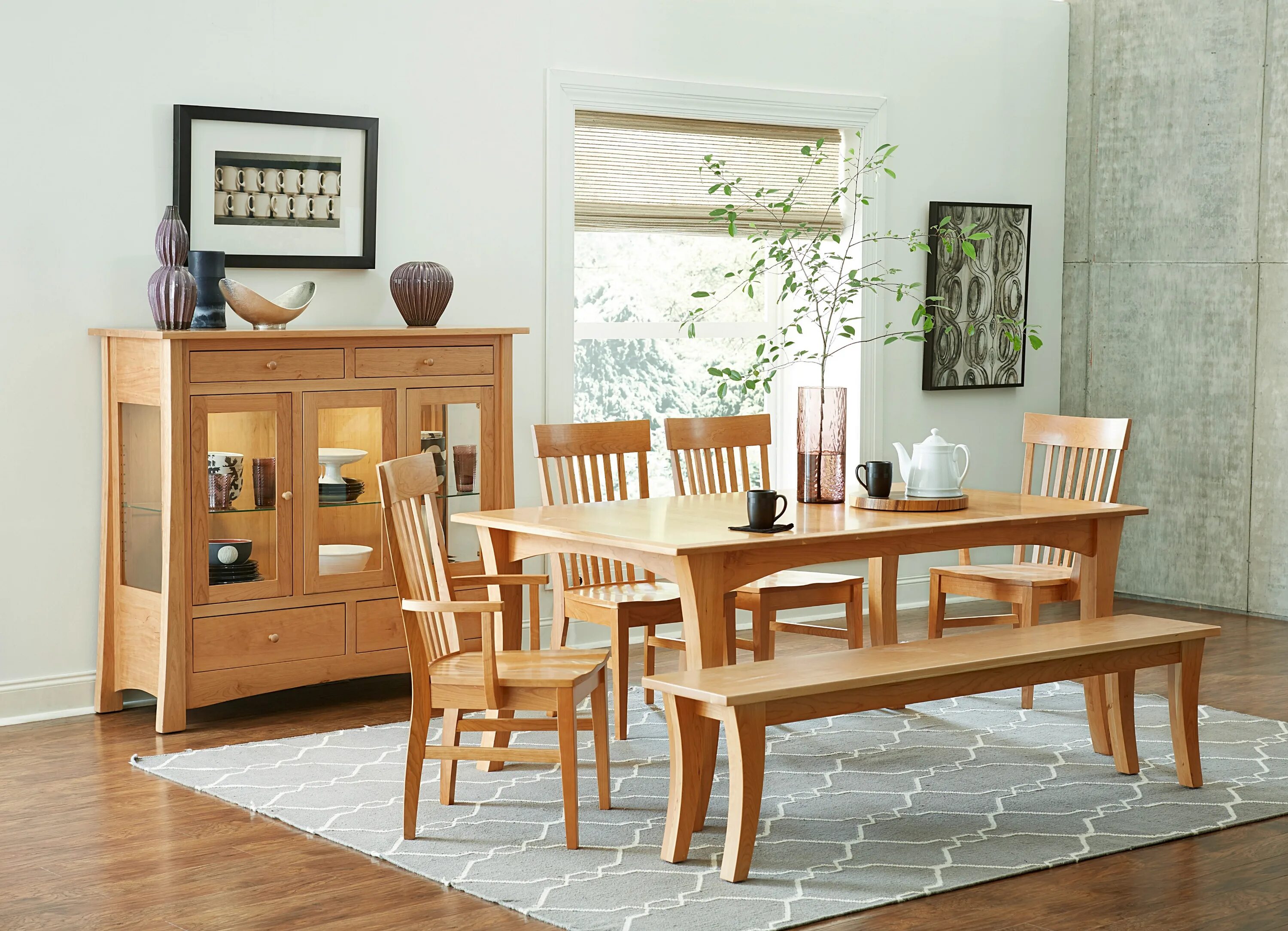 Деревянный стол в гостиную. Деревянный стол в современном интерьере. Деревянные столы для гостиной. Стол из дерева современный стиль.