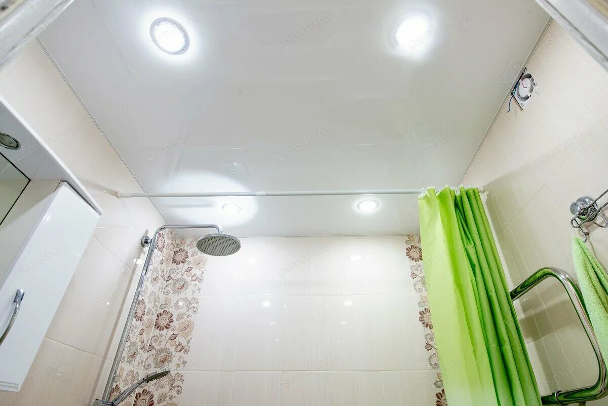 Белый потолок в ванной. Натяжной потолок в ванной. Потолок в ванную комнату. Натяжной потолок в маленькой ванной. Глянцевый потолок в ванной.