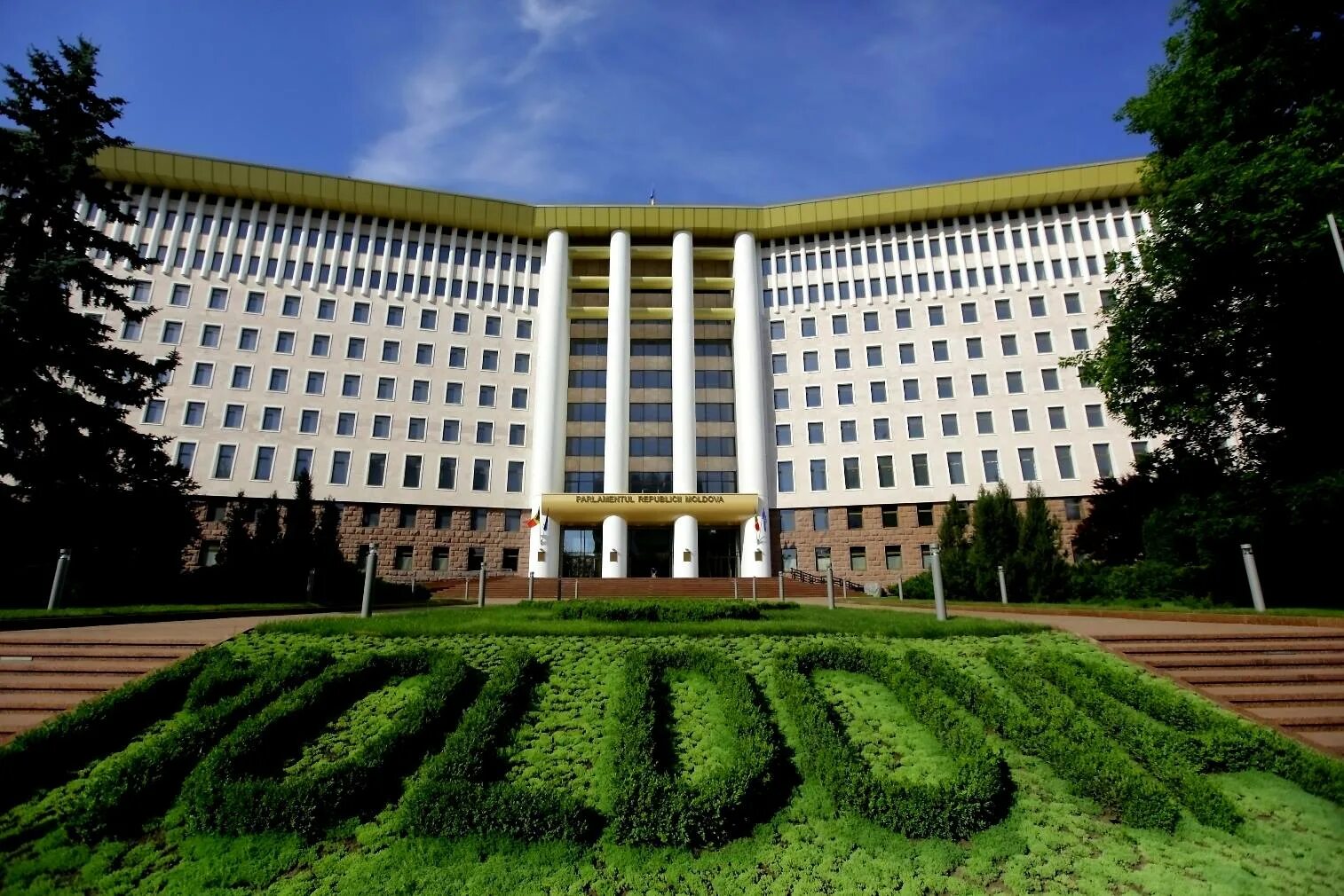 Первого в молдове. Парламент Молдовы. Парламент Кишинева. Здание парламента Молдавии. Парламент Республики Молдова фото.