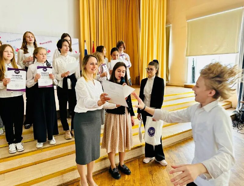 директор школы 1315. школа 1315 учителя начальной школы. зал школы 1315. школа 1315 москва учителя. школа 1315 учителя.