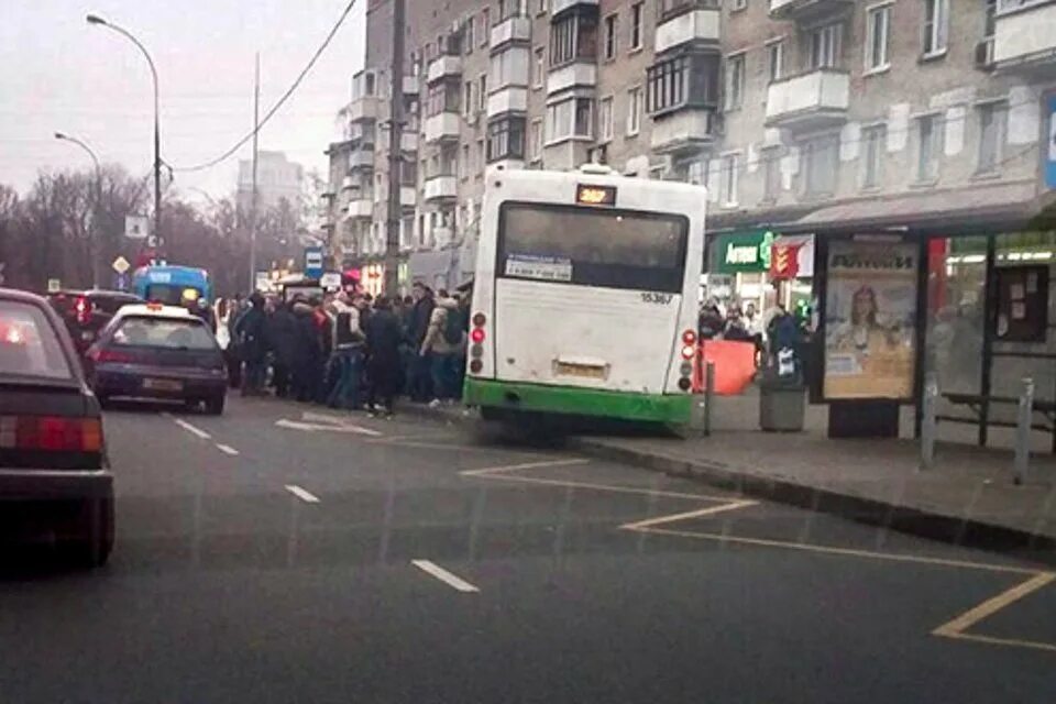 Такси на остановке общественного транспорта