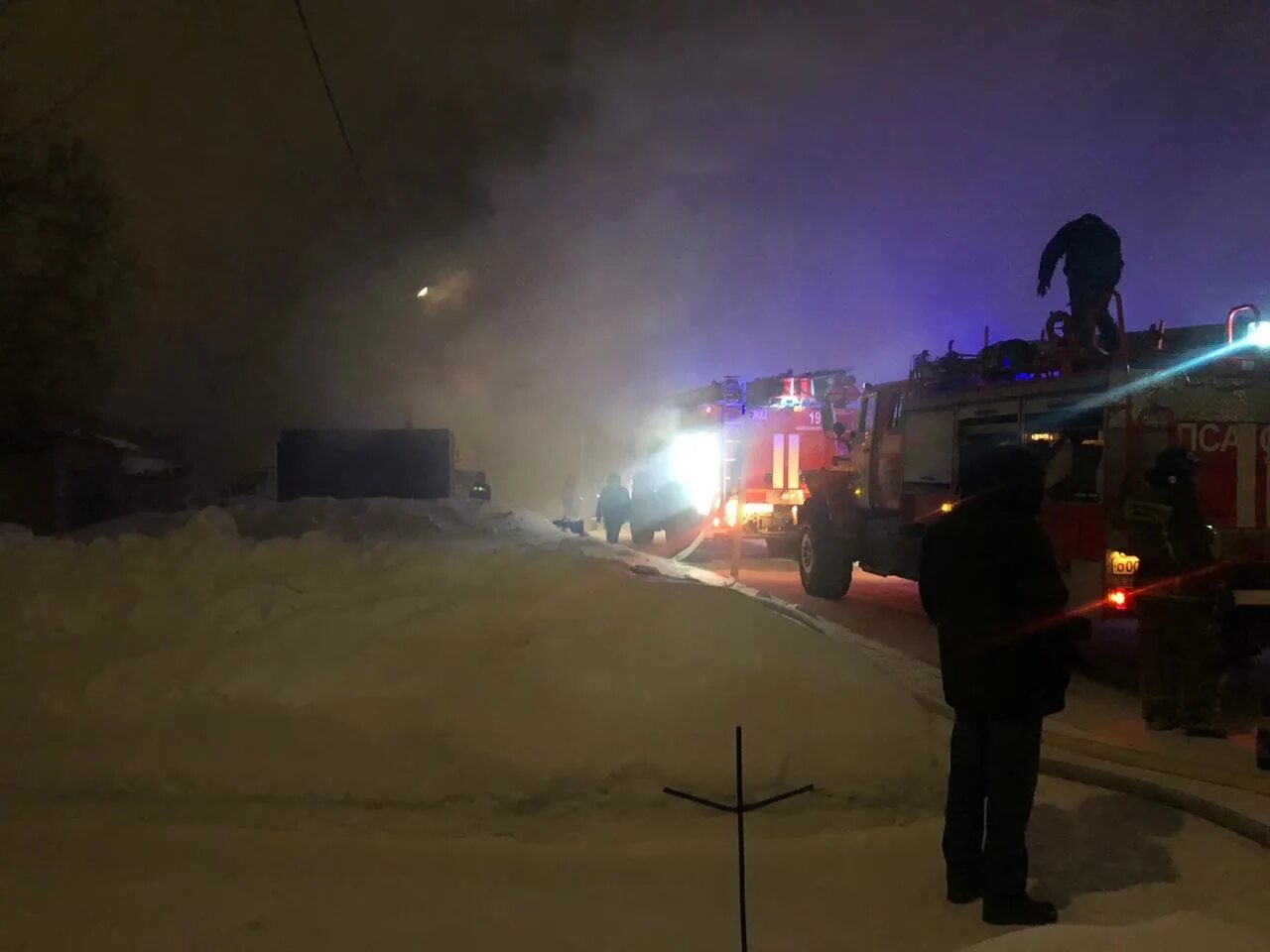 Пожар в новосибирском районе сегодня. Склад коледино горит. Пожар в новосибирске сейчас калининский районе. Пожар фото. Пожары в дружинино.