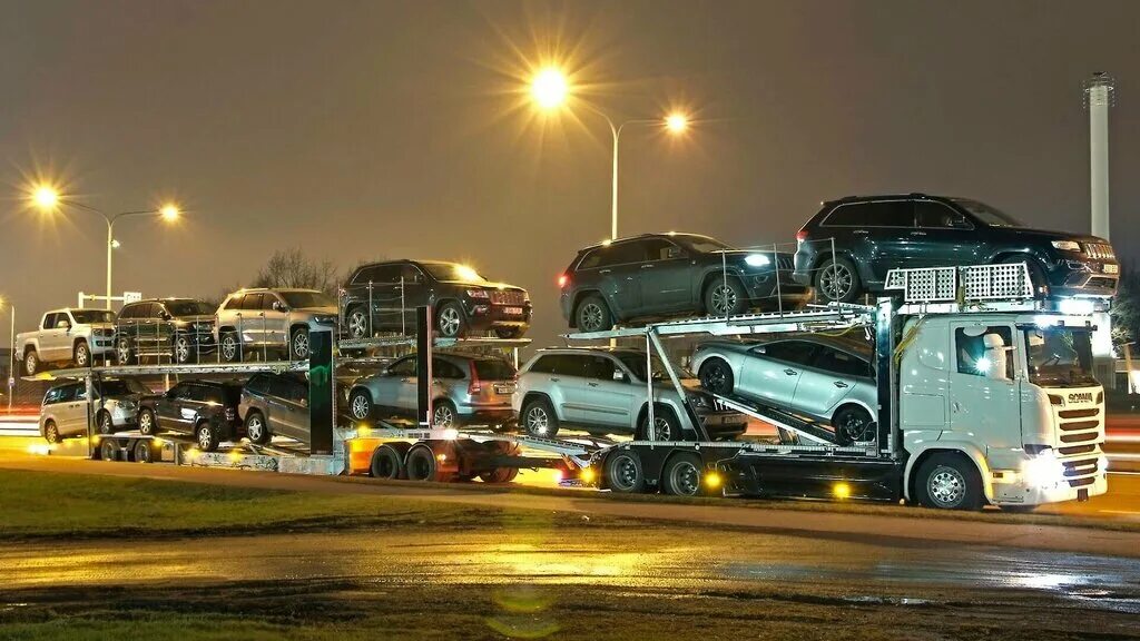 Перегон грузовиков. Mercedes Benz 1827 автовоз. Автовоз ТК эксис КАМАЗ. Фура автовоз. Новые авто на автовозе.