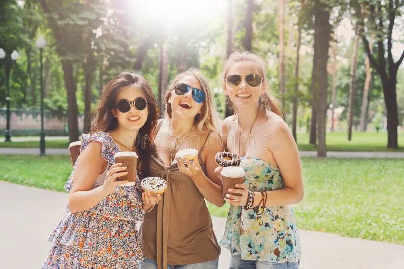 Друзья на прогулке. Три девушки в парке. Подруги в школе. Подруги на море. Четыре подруги.