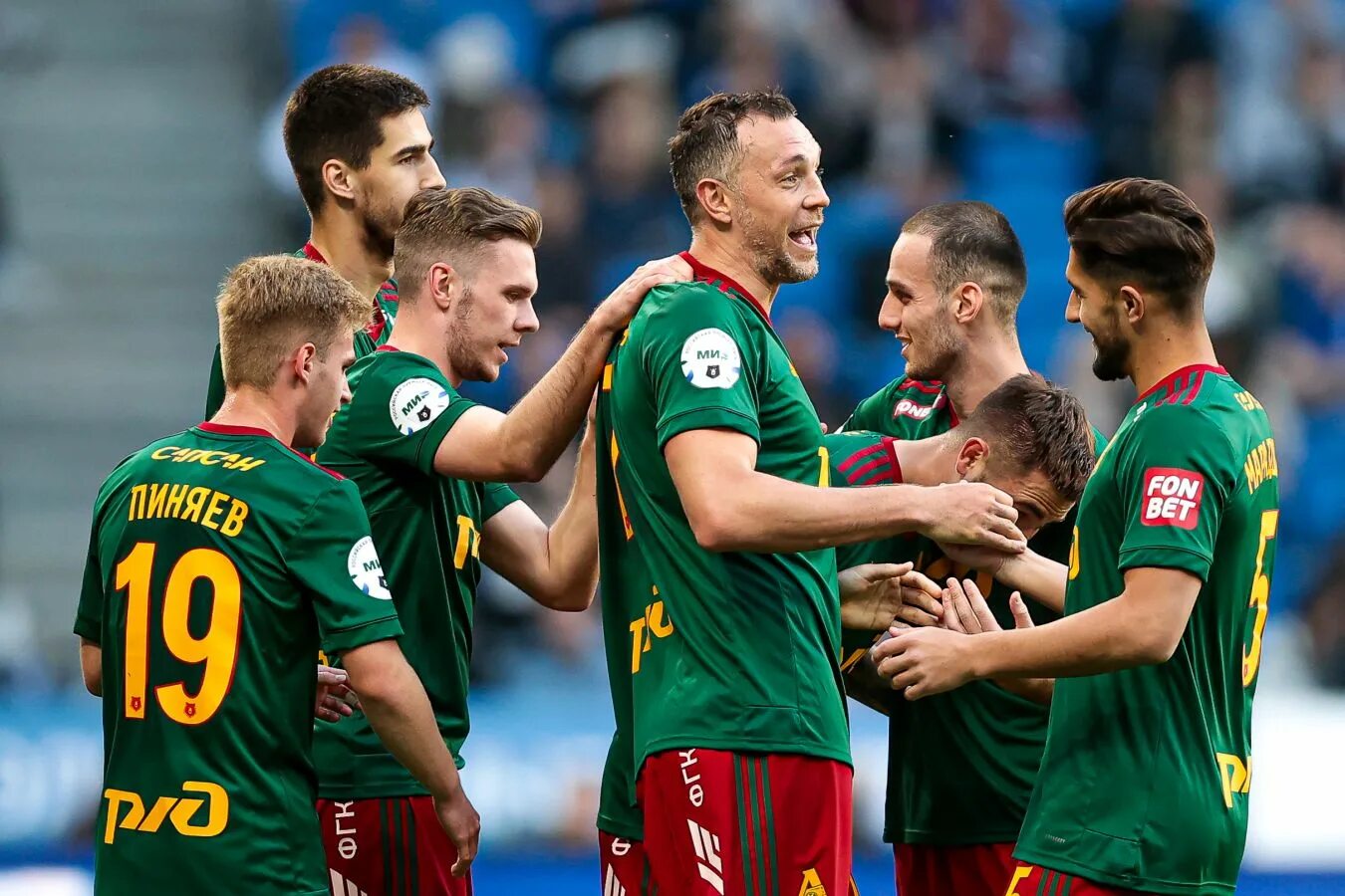 Дзюба почему не играет сегодня за локомотив. Дзюба локомотив. локомотив фото. локомотив футбол.