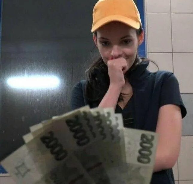 Давать деньги бывшей девушке. Девушка с деньгами. девушке предлагают деньги. парень с чешскими деньгами. раздает деньги.