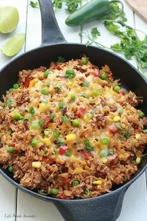 Мексиканская смесь с рисом на сковороде