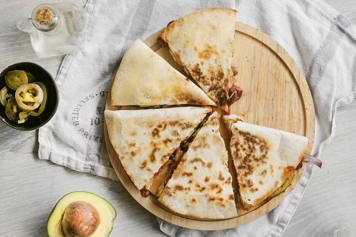 Кесадилья дог. Кесадилья на сковороде. Торговый центр лето серпухов ворошилова. Кесадилья додо. Кесадилья дог.