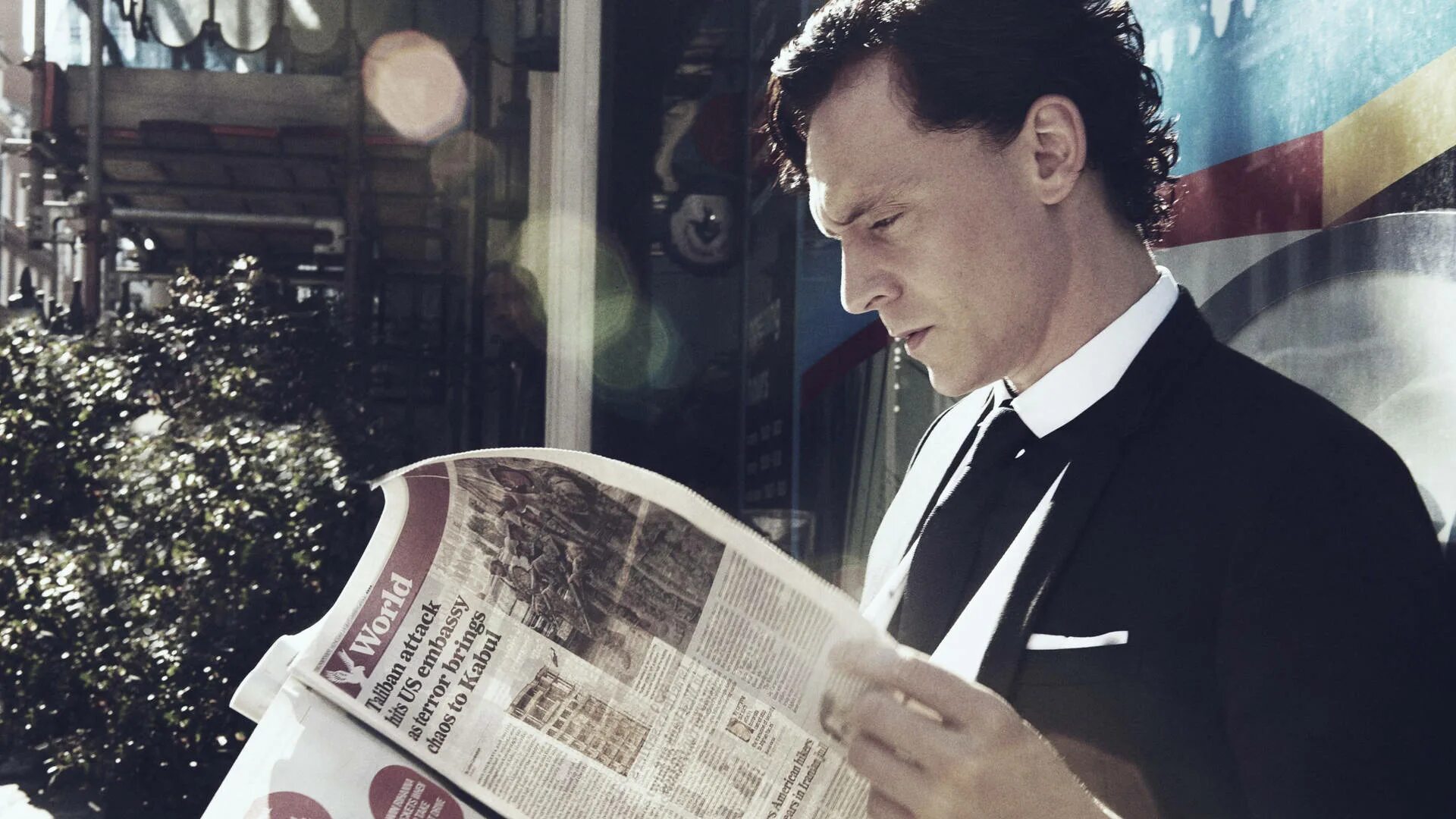 Tom newspaper. Человек том Хиддлстон. Том Хиддлстон с книгой. Том Хиддлстон англ. Tom Hiddleston.