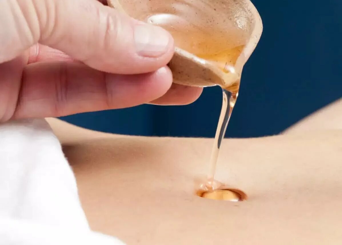 Лечение маслом через пуп. Медовый массаж. Смазывание пупка маслом. Масло в пупок от запоров. Женский массаж.