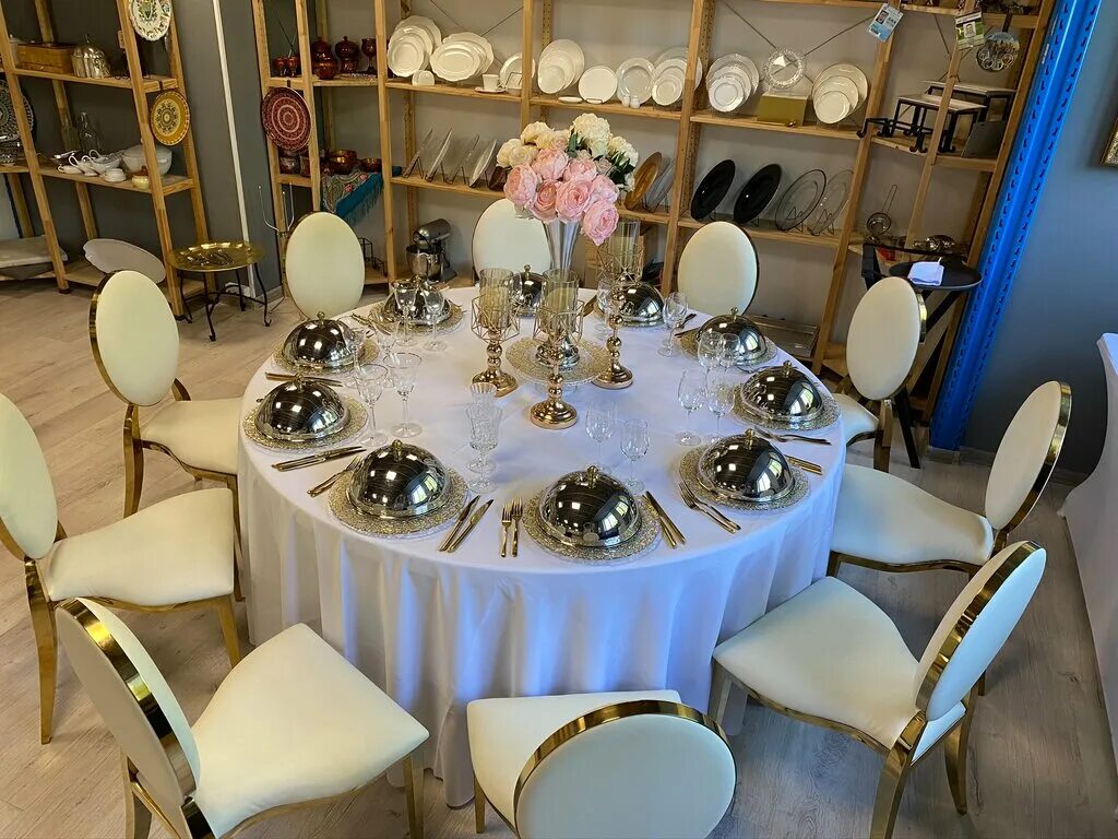 посуда для банкетного зала. аренда посуды для мероприятия. подтарельники прозрачные для сервировки. сервировка свадебного стола. аренда посуды для домашних вечеринок.