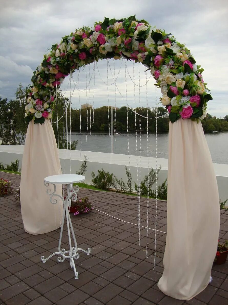 Арка аренда. Свадебная арка в помещении. Свадебная арка флоренция woodlifedekor. Свадебная арка анфилада. Кованная арка для выездной регистрации.