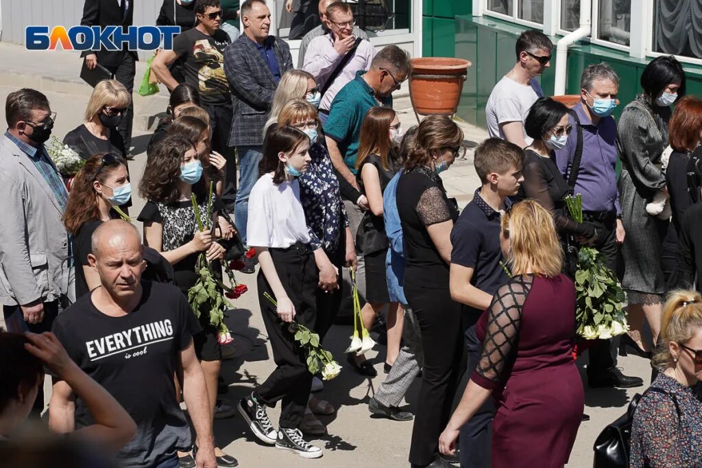 Похороненные в волгограде. Похороны Волгоград баскетболисток в Волгограде. Похороны баскетболисток в Волгограде. Похороны девочек баскетболисток в Волгограде. Баскетболистки похороны 3 мая 2021.