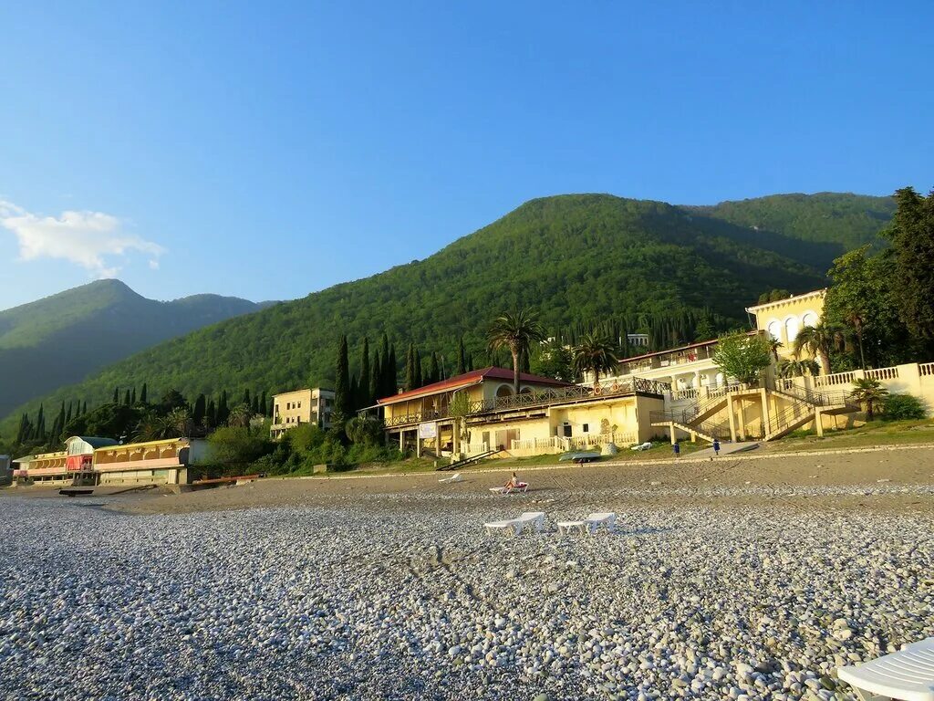 Абхазия отзывы отдыхающих. Пансионат лазурный берег гагра. Набережная гагры абхазия 2022. Где отдохнуть в абхазии отзывы отдыхающих. Пляж пицунда абхазия.