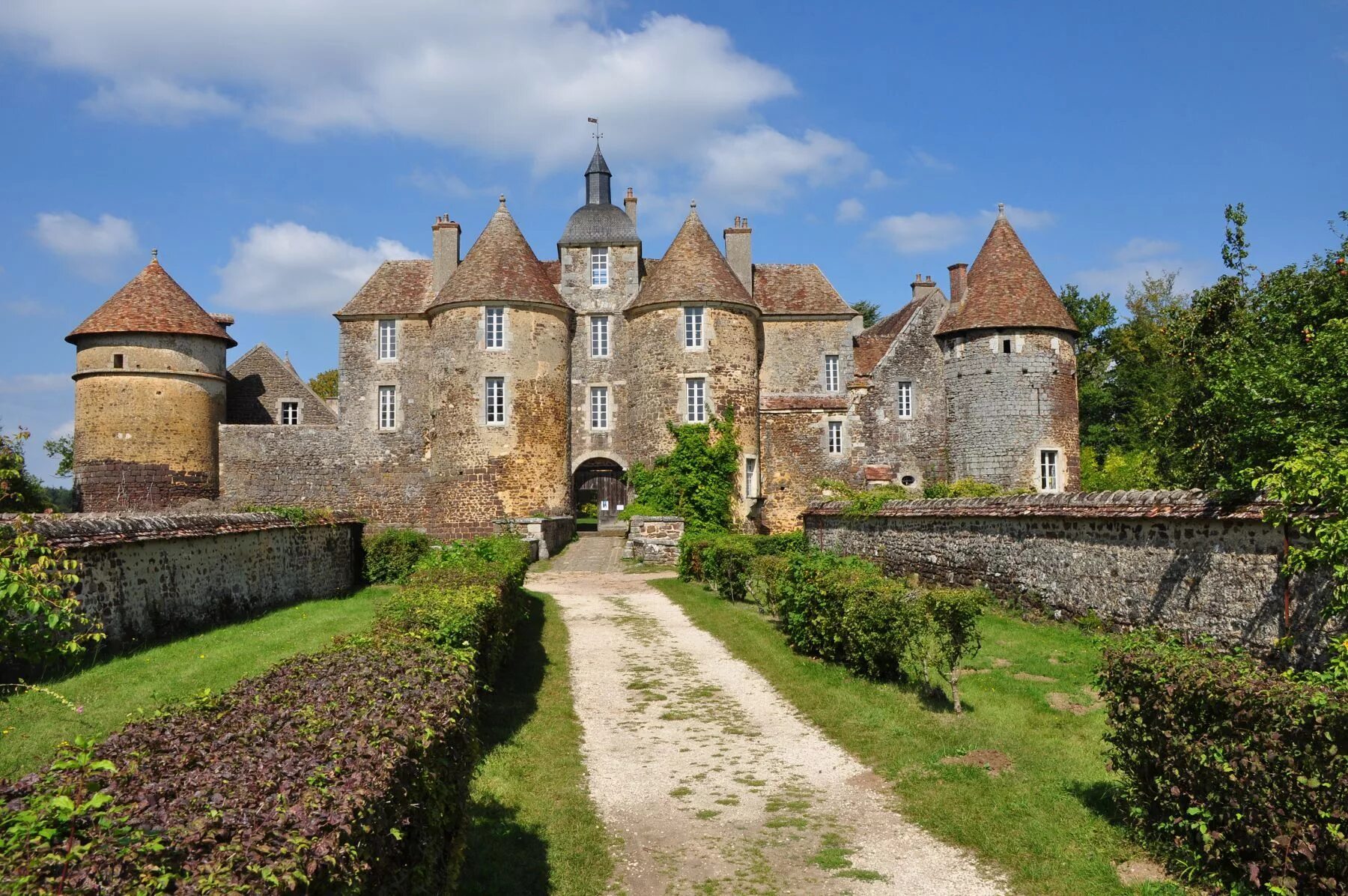 Особняк Шато Бургундия. Франция замок Chateau de Ratilly. Франция замок Шабли. Графство Бургундия. Нормандия англия