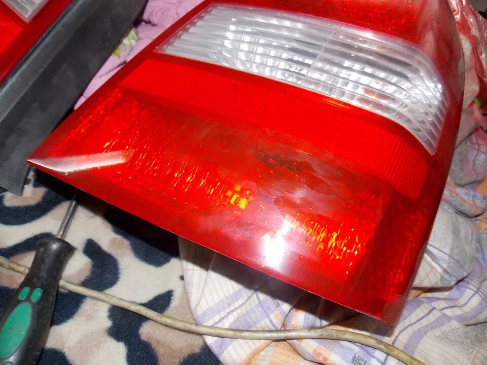 Ремонт заднего правого фонаря Nissan Primera (P12), 1,6 л, 2002 года своими ру