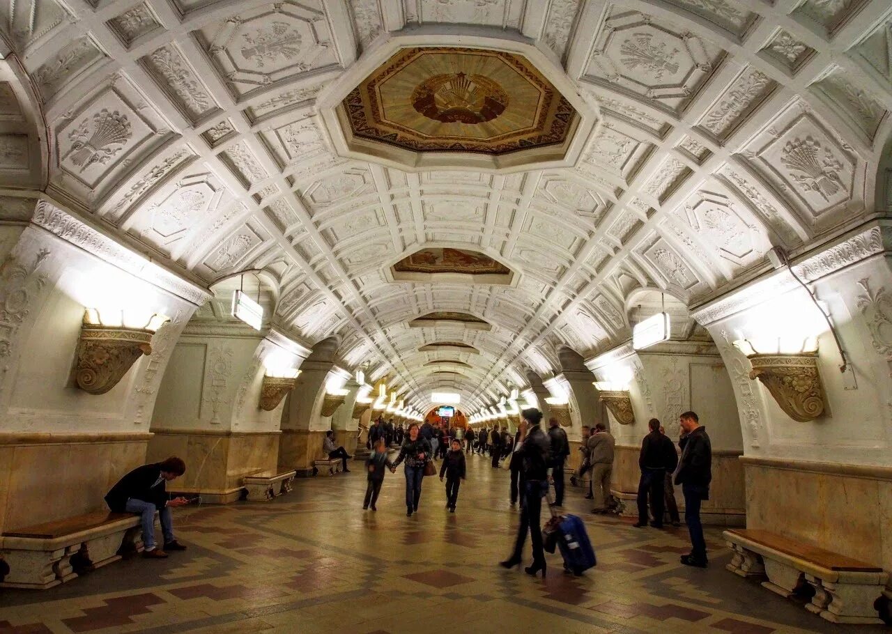 Маяковская станция метро москва. Pictures inside metro station in moscow. Moscow metro what do you know. Люди в метрополитене. Красивый кадр метро.