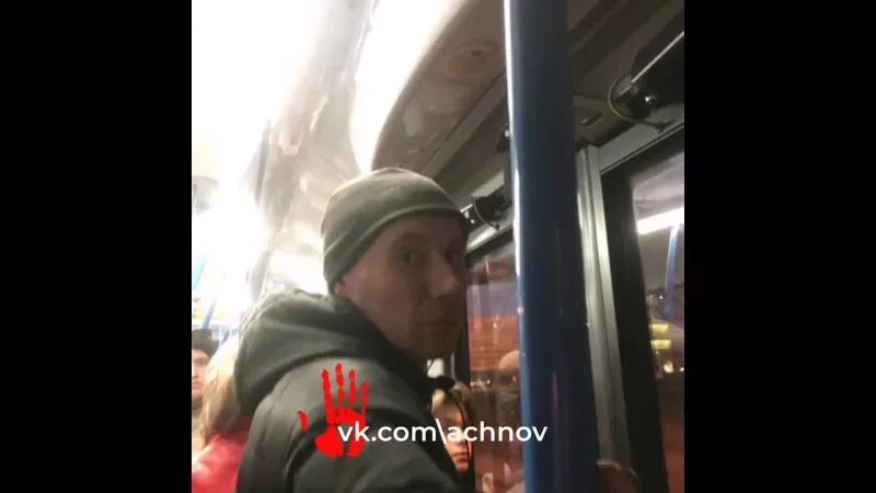 Мужчина напал на автобус. Мужик в автобусе. Женщины в общественном транспорте. Пассажиры в автобусе. Мужчина и женщина в автобусе.