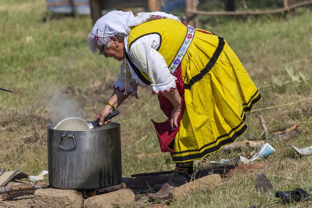 Бабушка варит. Бабушка с супом. Бабушка готовит суп. Бабка варит суп. Старушка варит суп.