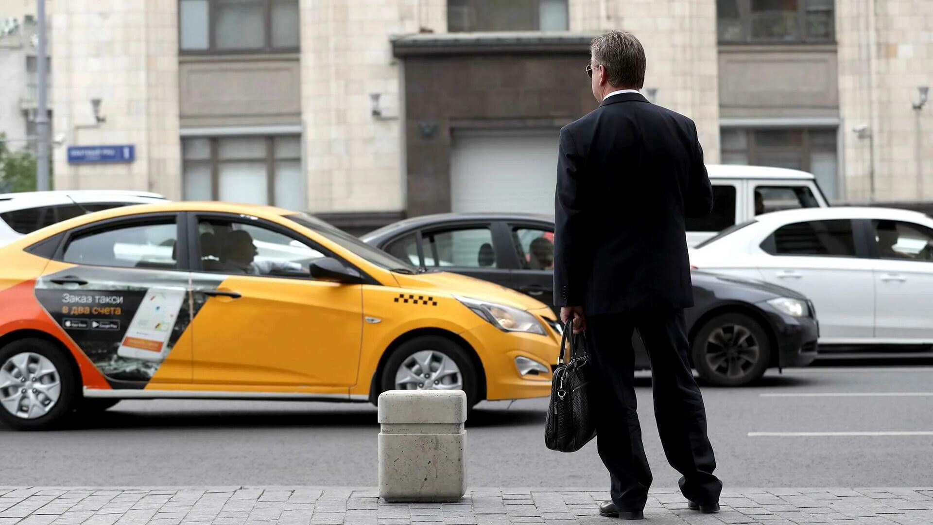 Человек садится в такси. Пассажир такси. Клиент такси. Пассажирское такси. Человек останавливает такси.