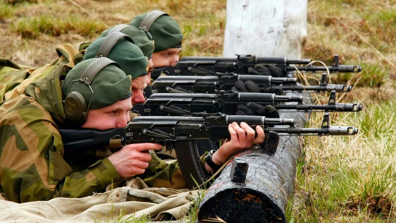 Военное д. Стрельбы в армии. Стрельбище в армии. Солдаты на стрельбах. Солдаты на стрельбище.