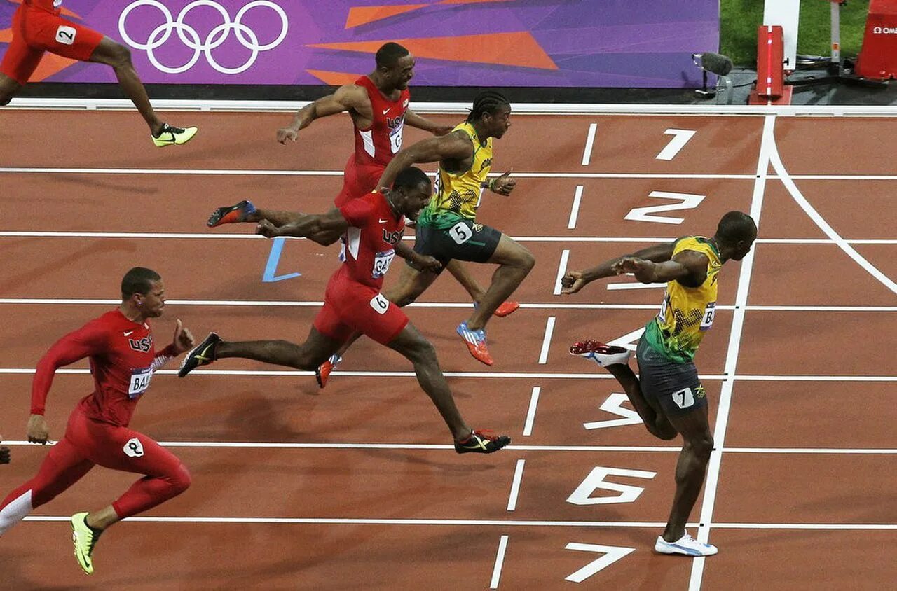 Бег 100. Усейн болт Пекин 2008. Усейн болт 400 метров. Финиширование в легкой атлетике. Легкая атлетика бег 100 метров.