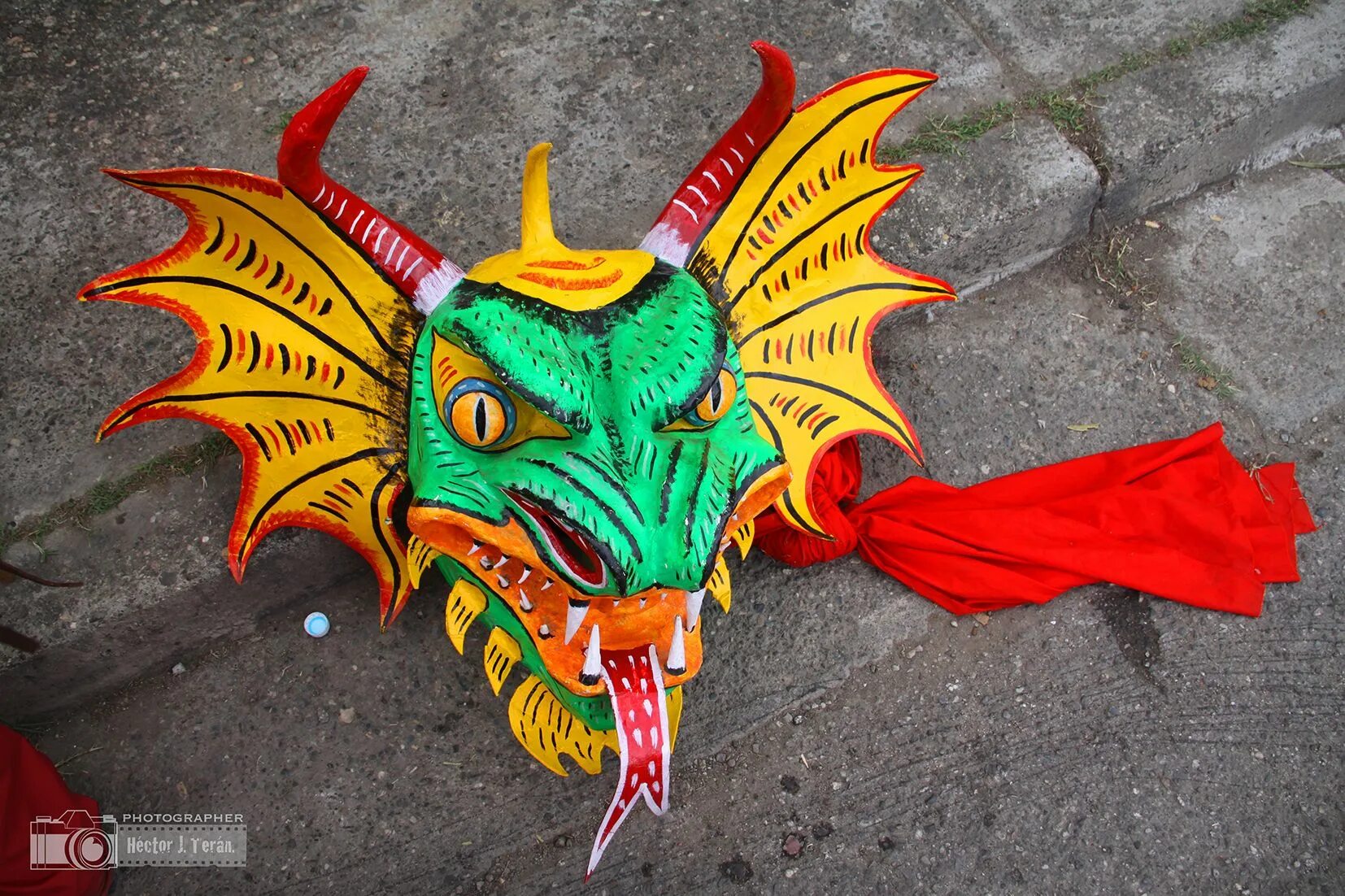 Кто был в маске горыныча. Таиланд маски дракона. Карнавальная маска дракона. Маска дракона Новогодняя. Голова дракона.