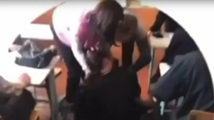 Под партой в школе. Школьная драка девочек. Старшеклассницы в мини. Школьница переспала с учителем. На глазах у одноклассницы.