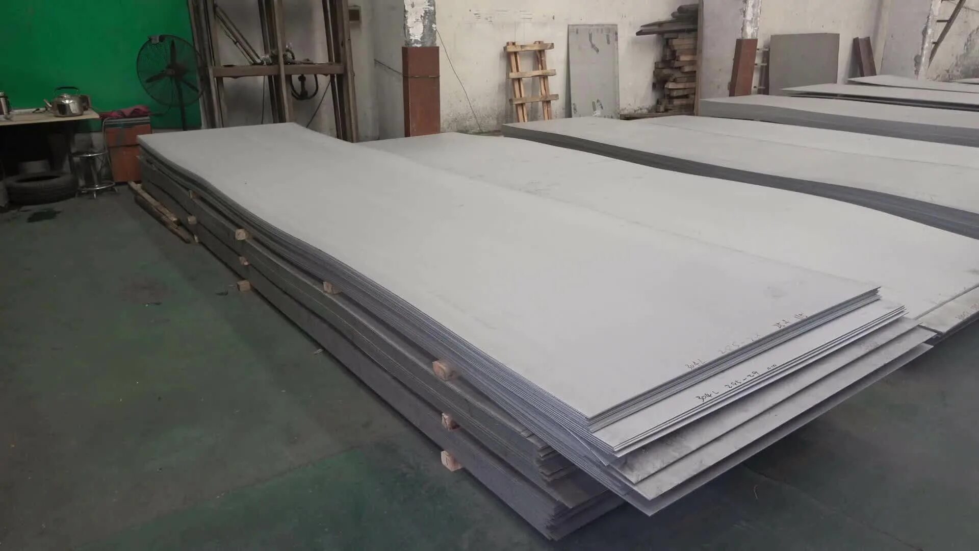 Лист б 60. AISI 304 Stainless Steel. Лист нержавеющий AISI 304 1.2x1250x2500 ba. Stainless Steel Sheets 304l. Лист нержавеющий AISI 304.