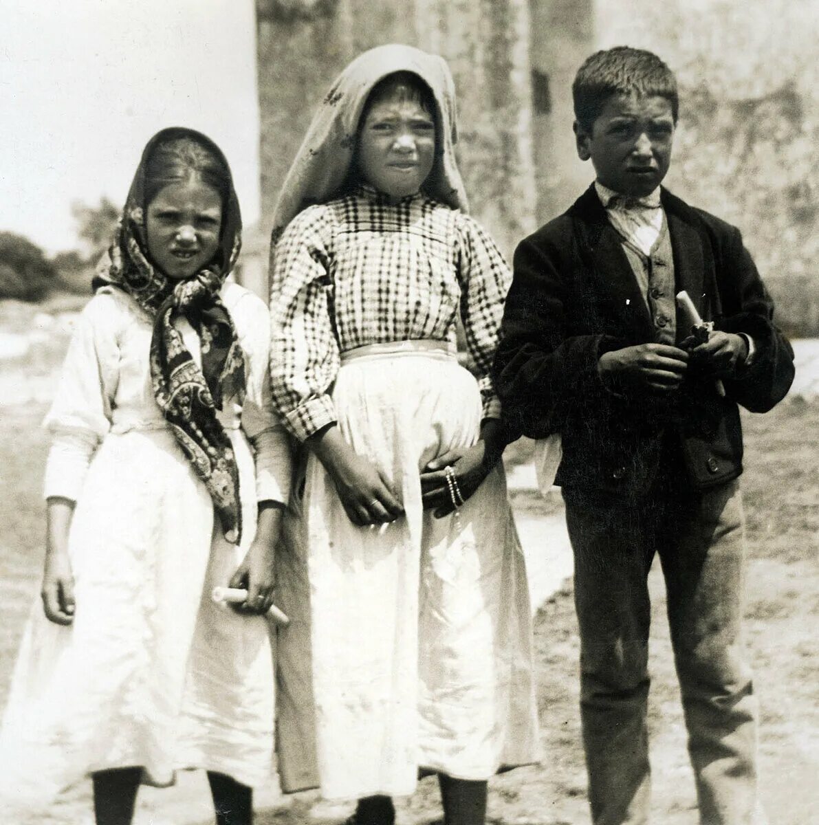 Явление 1917. Фатимское чудо в португалии 1917 году. фатимское явление богородицы в португалии в 1917 году. явление пресвятой богородицы в фатиме португалия 1917г. явление девы марии в фатиме в 1917.