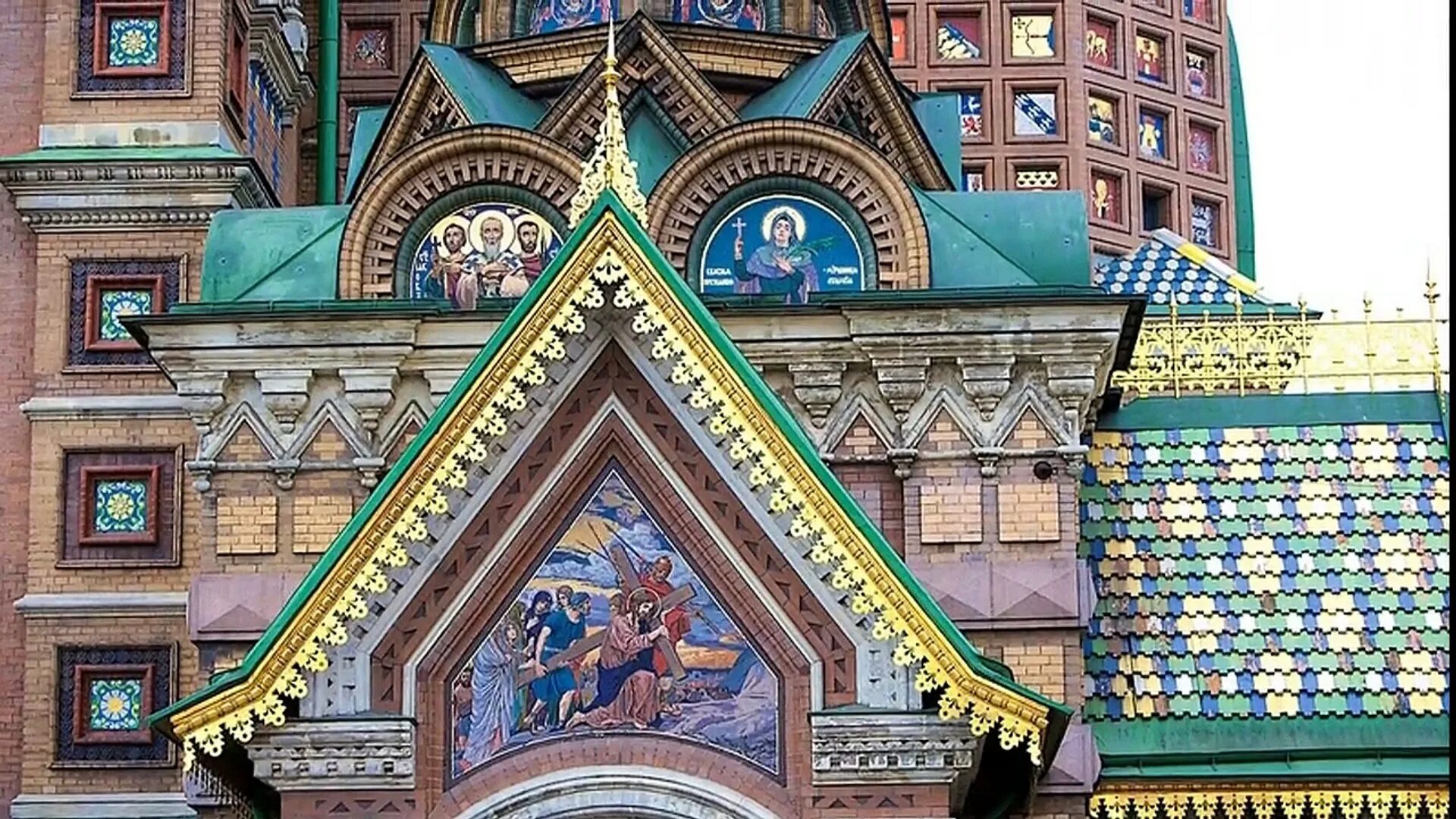 В форме какого цветка выполнен экстерьер храма. Мозаика храма спаса на крови в санкт-петербурге. Солоники церковь монастыря дафни. Постамент это в архитектуре. Храм никольский снаружи.