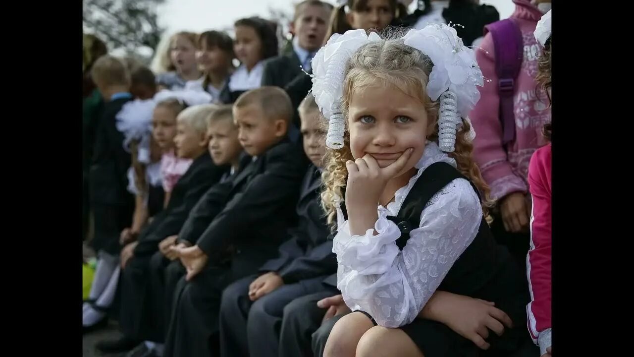Последний учебный год. Начало года и конец года. Скоро начало учебного года прикольные родителям. Мемы про конец учебного года. Педагог в начале года и в конце.