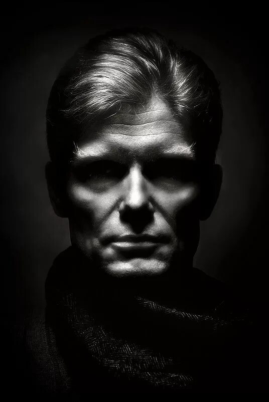 мужской портрет в контровом свете. мужской портрет свет. мужской портрет с естественным светом. портрет мужчины. мужской портрет.