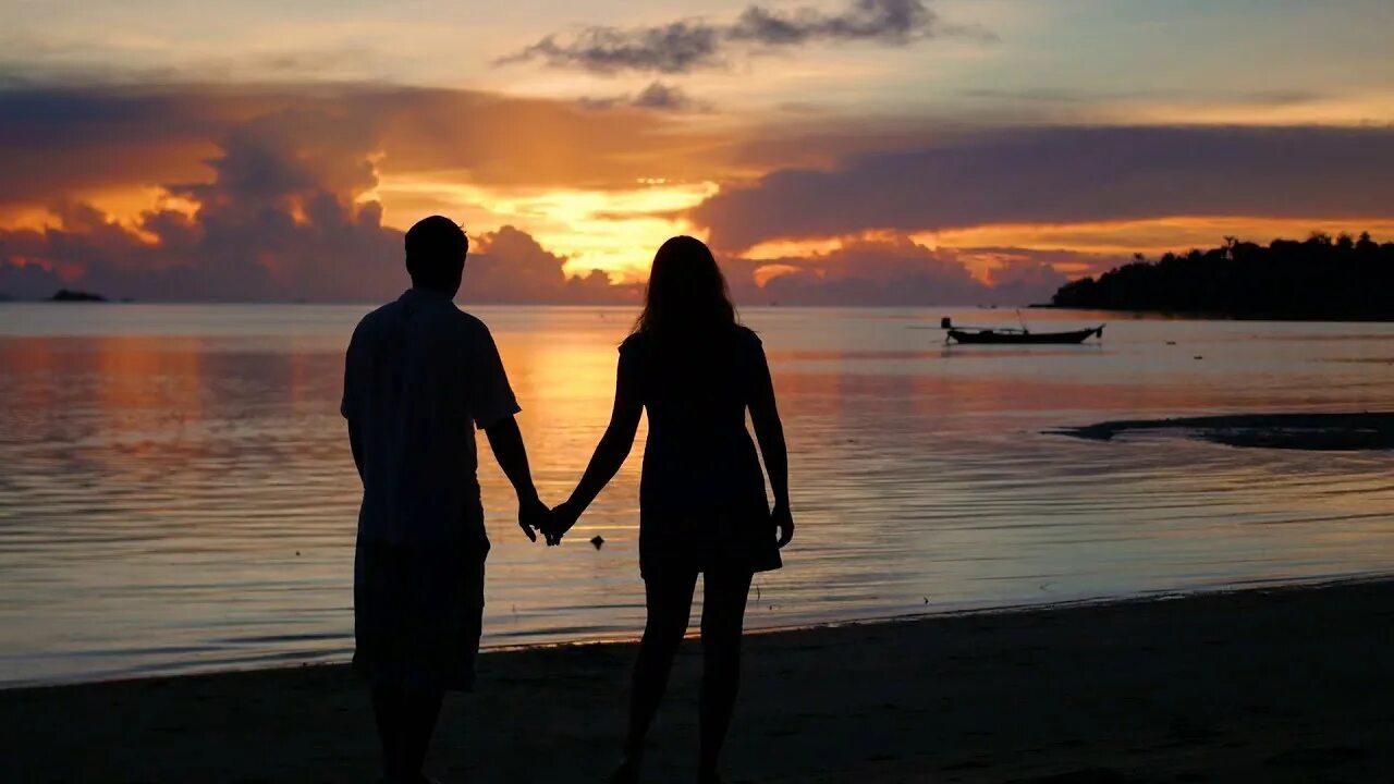 Романтика 4 буквы. Прогулка по берегу моря. Marry me. Пара на берегу моря. Двое на закате у моря.