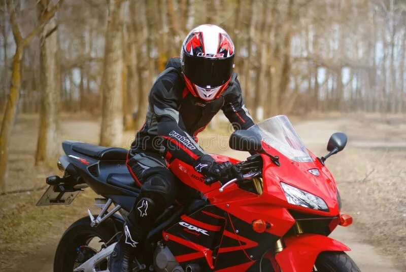 Прохожу сбр. Honda cbr600rr мотоциклист. мотоциклист в красном шлеме. мотоциклист на мото хонда сбр 600. красный шлем для мотоцикла.