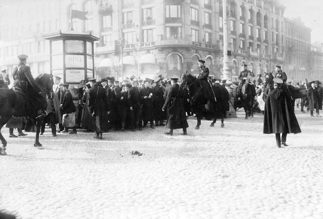 Студенческая манифестация у Казанского собора. Студенческие волнения 1905 года в Петербурге. Революция 1905 года в России фотографии. 17 апреля 1905