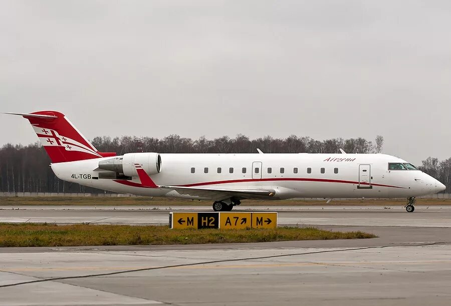 Самолет грузи. Airzena Georgian Airways. Georgian Airways CRJ 200. Аирзена грузинские авиалинии. CRJ-200 Georgian Airways Cabin.