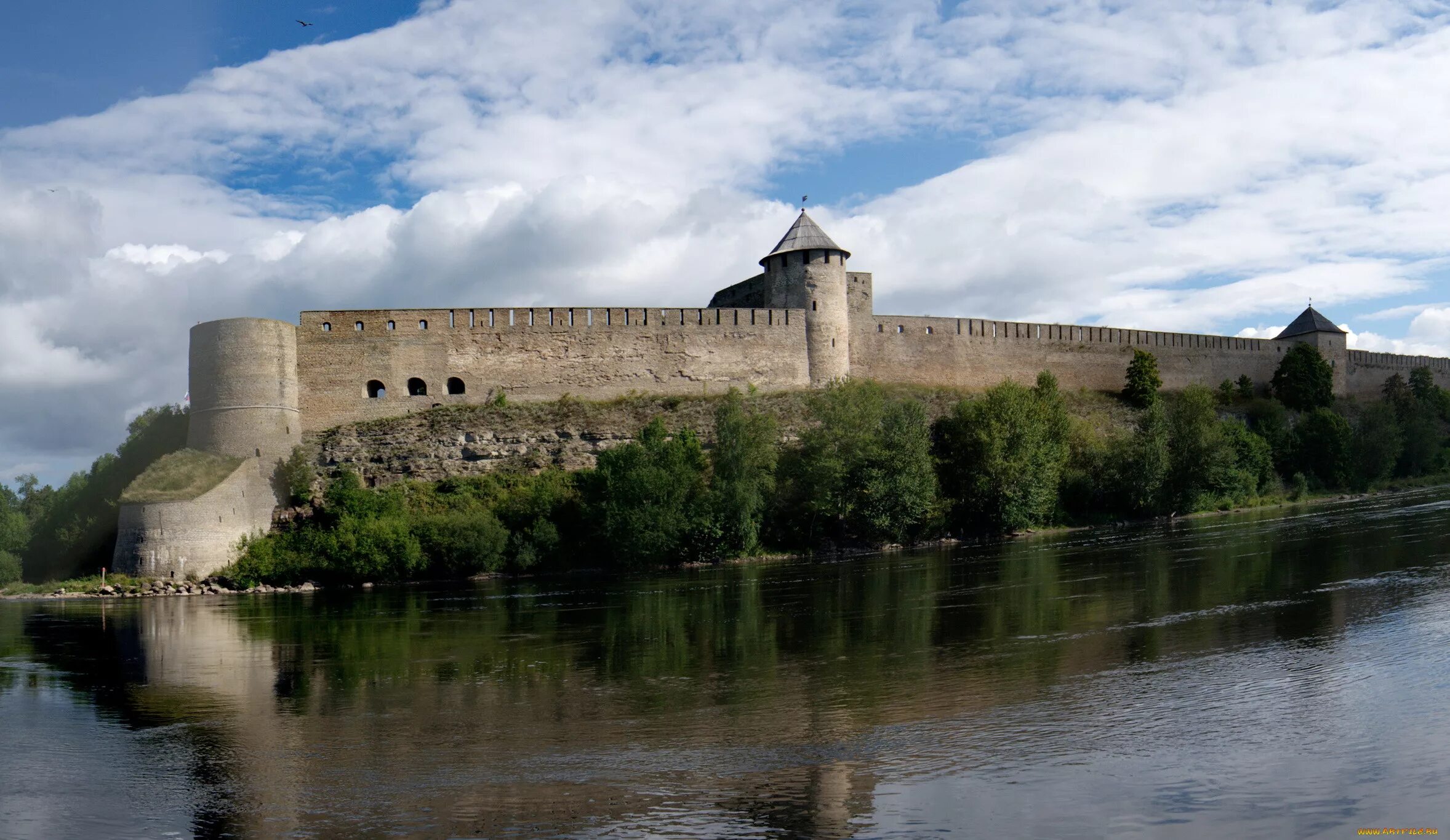 В каком городе находится крепость. Ивангородская крепость на реке. ивангород кремль. новгород кремль нарва крепость. древней крепости ивангород.