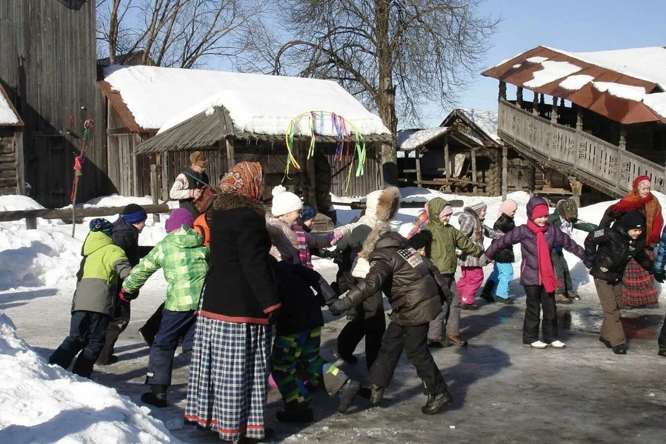 Погода гатчинского. Игра с метлами на новый год на улице. Погода в Гатчине.